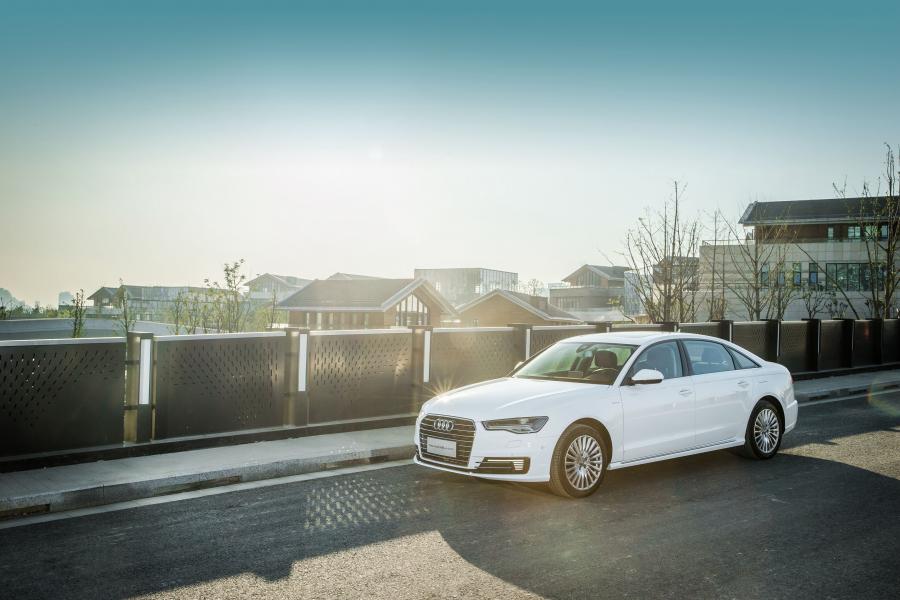  Audi A6 L 40 e-tron (4G, C7) 2016 года  (фото 15 из 32)
